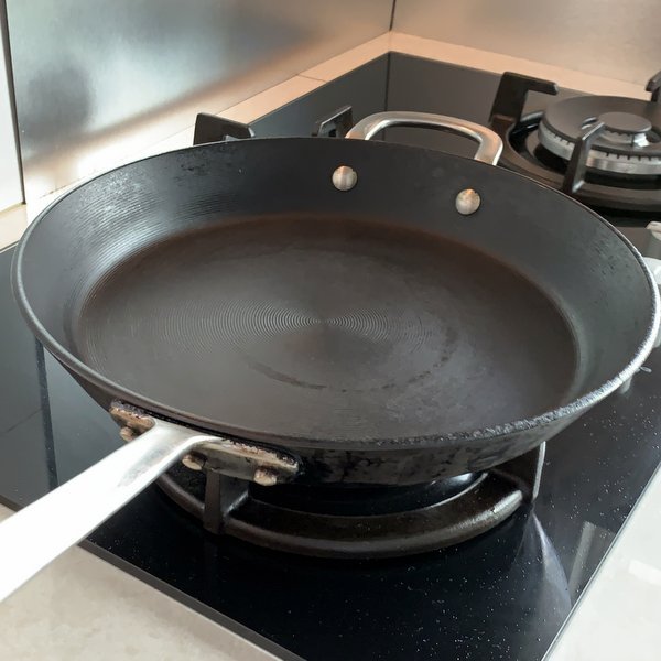 Cast iron 30cm frying pan. This one is a circulon.