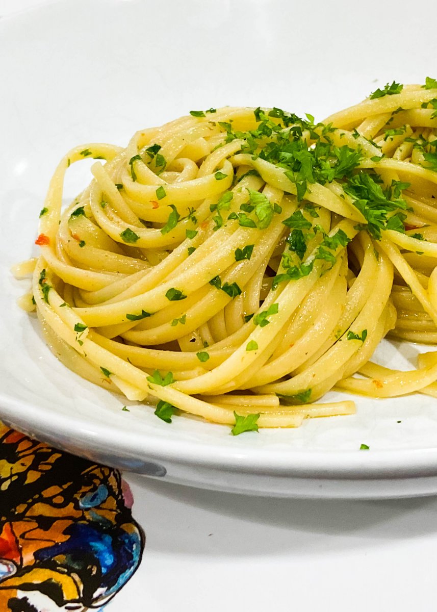 Pasta with Garlic & Olive Oil (Aglio e Olio) - Cooking with Rich