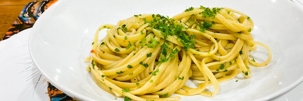 Pasta with Garlic & Olive Oil (Aglio e Olio) - Cooking with Rich