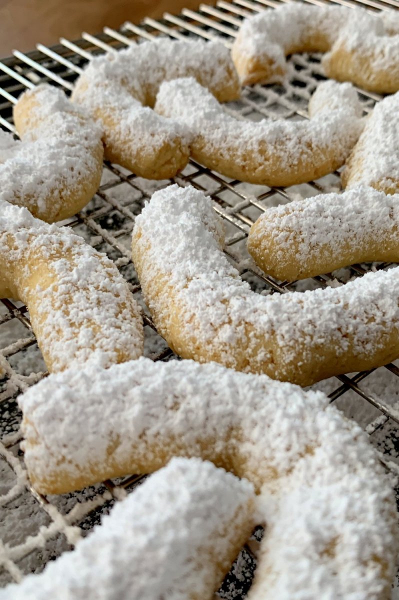 Vanilla Crescent Biscuits, (Czech Vanilkove Rohlicky) - Cooking with Rich